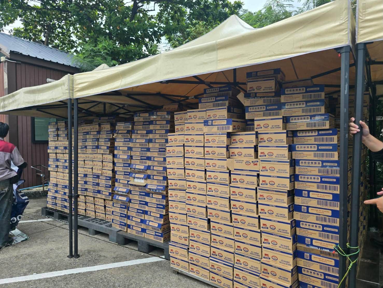 title - ส.ป.ก. ร่วมภารกิจขนส่ง “นม” UHT ไทย เดนมาร์ค จำนวน 6,000 กล่อง เพื่อช่วยเหลือประชาชนผู้ประสบภัยน้ำท่วมในพื้นที่กรุงเทพฯ และปริมณฑล